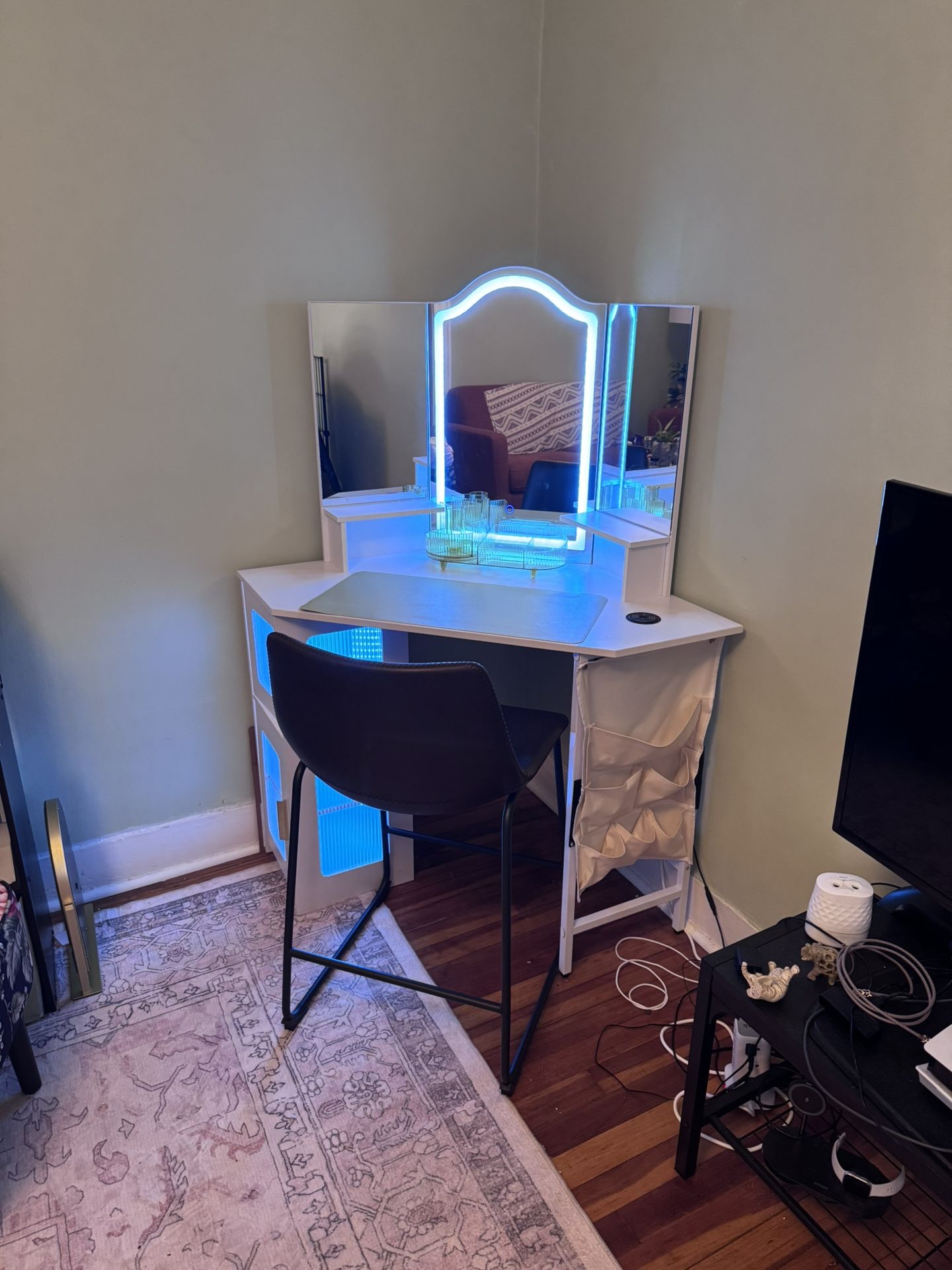 Makeup vanity With Leather Chair