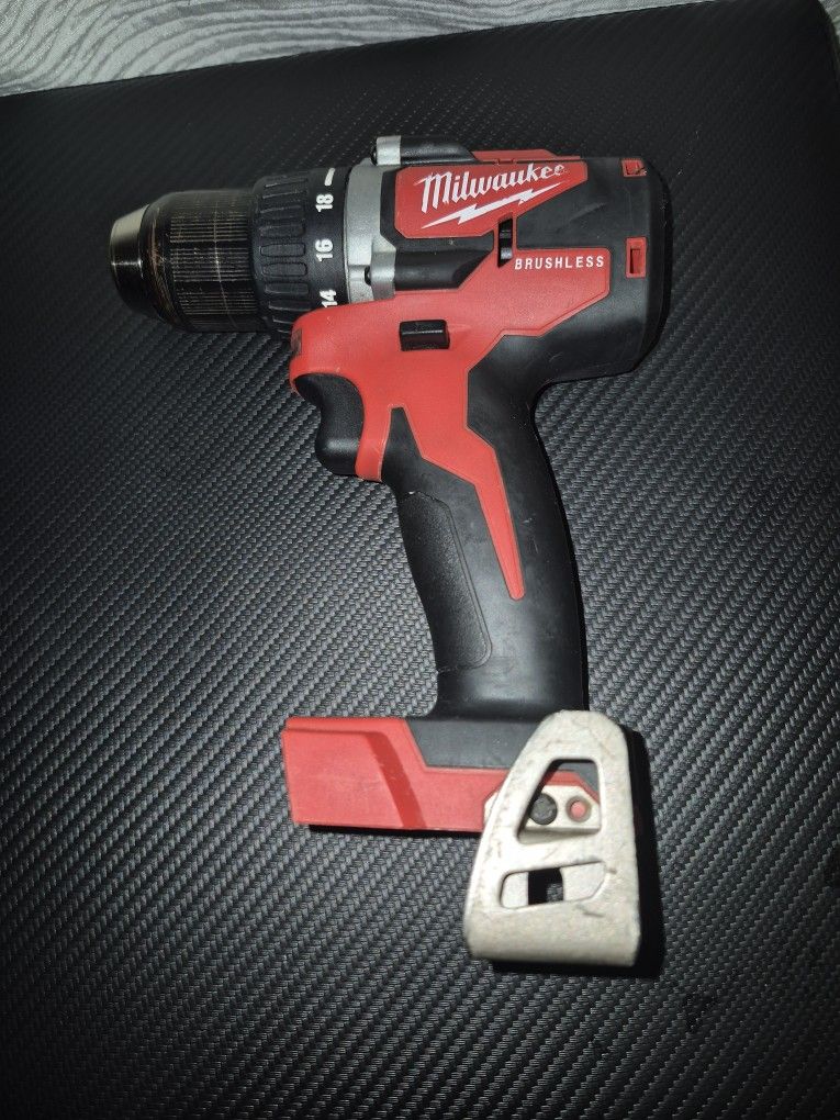 MILWAUKEE M18 BRUSHLESS 1/2" DRILL/DRIVER