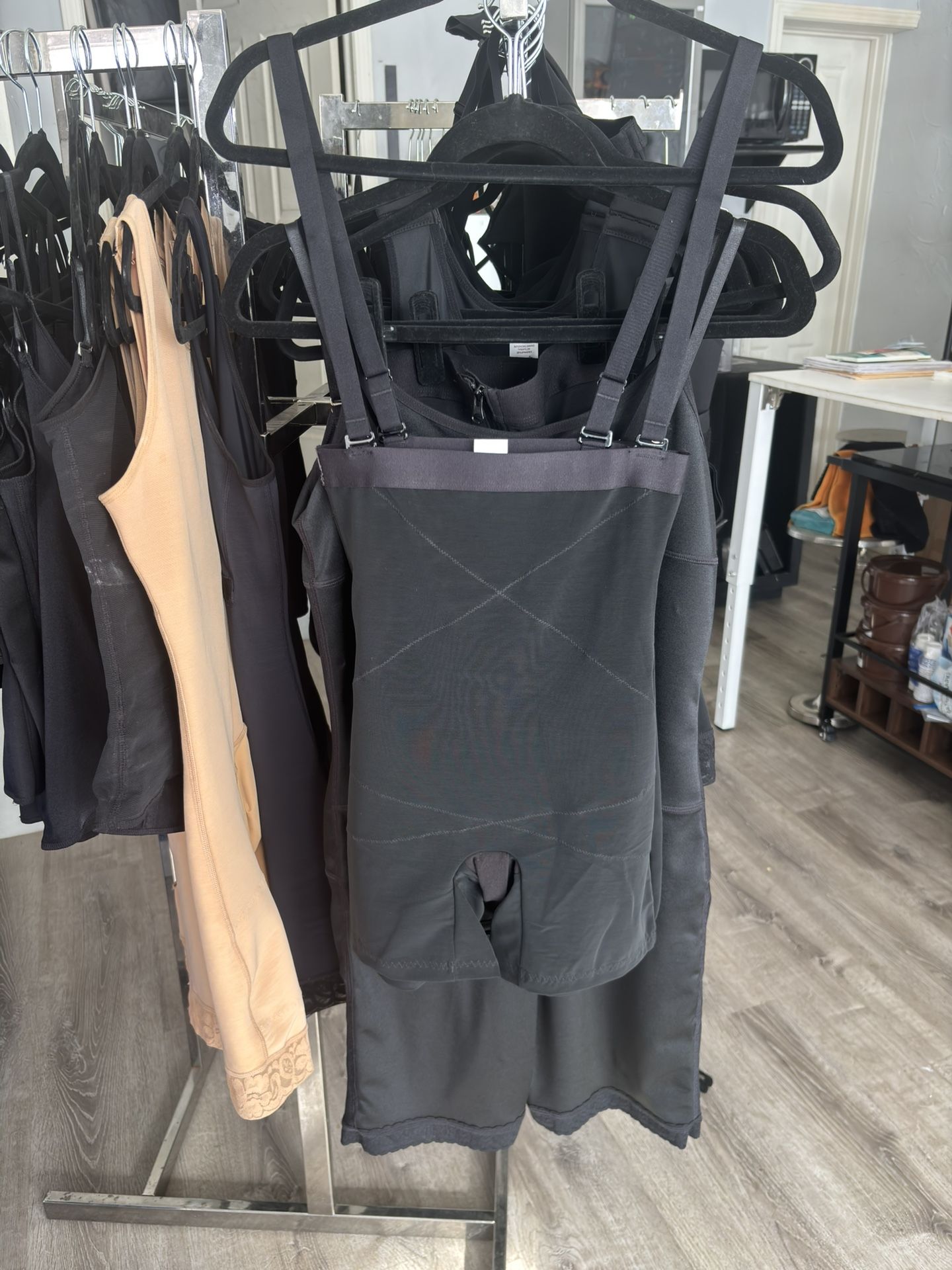 Seamless body shaper
