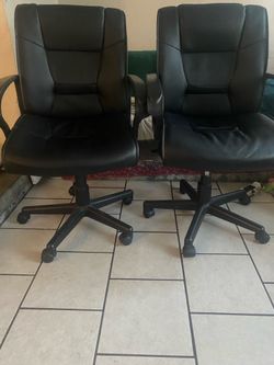 “4 black leather chairs, like new condition. Suitable for beauty salon, office, or reception area. Selling as a set.