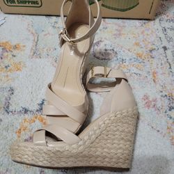 Gianni Bini Wedges. 