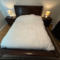 Beautiful Sleigh Bed (Cal. King), 2 Nightstands, 2 Lamps