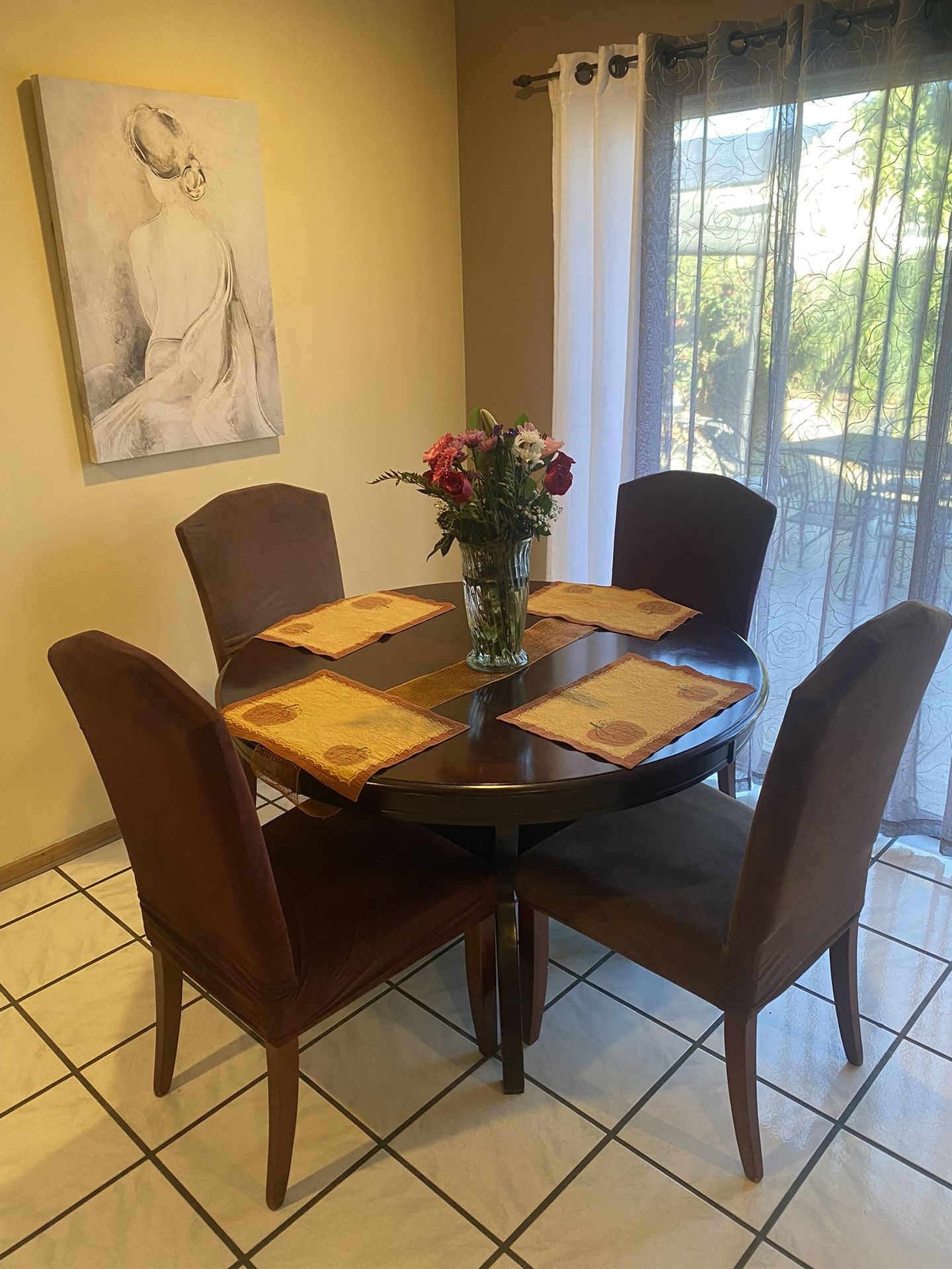 Round Kitchen Table With Chairs