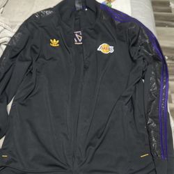 set pantalon y sueter lakers size  XL  nuevo  edition limited  new