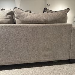 🛋️ Sectional Sofa with Chaise – Very Good Condition – $600 (Negotiable)