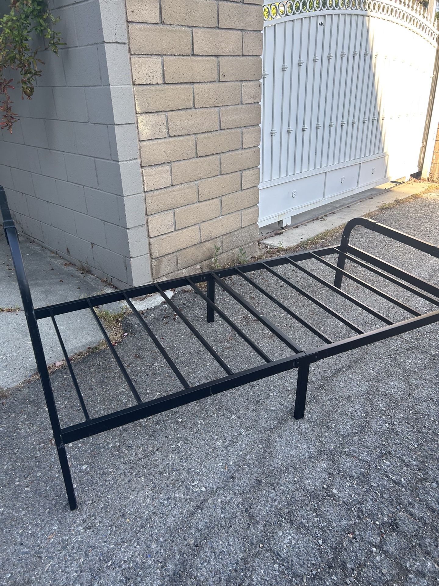Twin Size Bed With Metal Frame