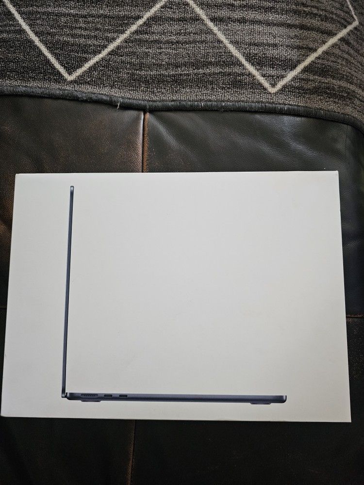 2025 M4 Apple Macbook Air 13.6" 24gb ram 512gb ssd 10c cpu 10c gpu new laptop.  Firm Price No trades