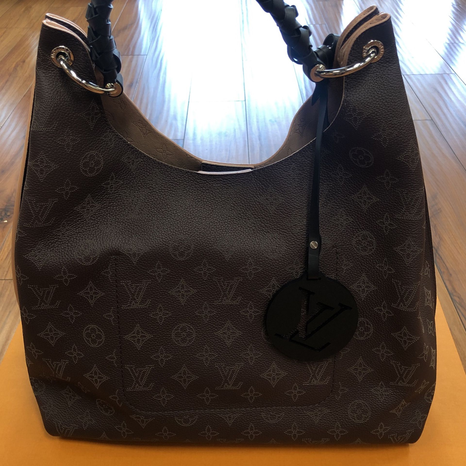 Authentic Louis Vuitton Mahina Cream Hobo Shoulder Bag for Sale in  Brentwood, CA - OfferUp