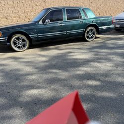 Lincoln Town Car Signature With A $8000 Sunroof 
