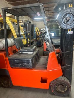 6000 lbs capacity forklift  old but strong