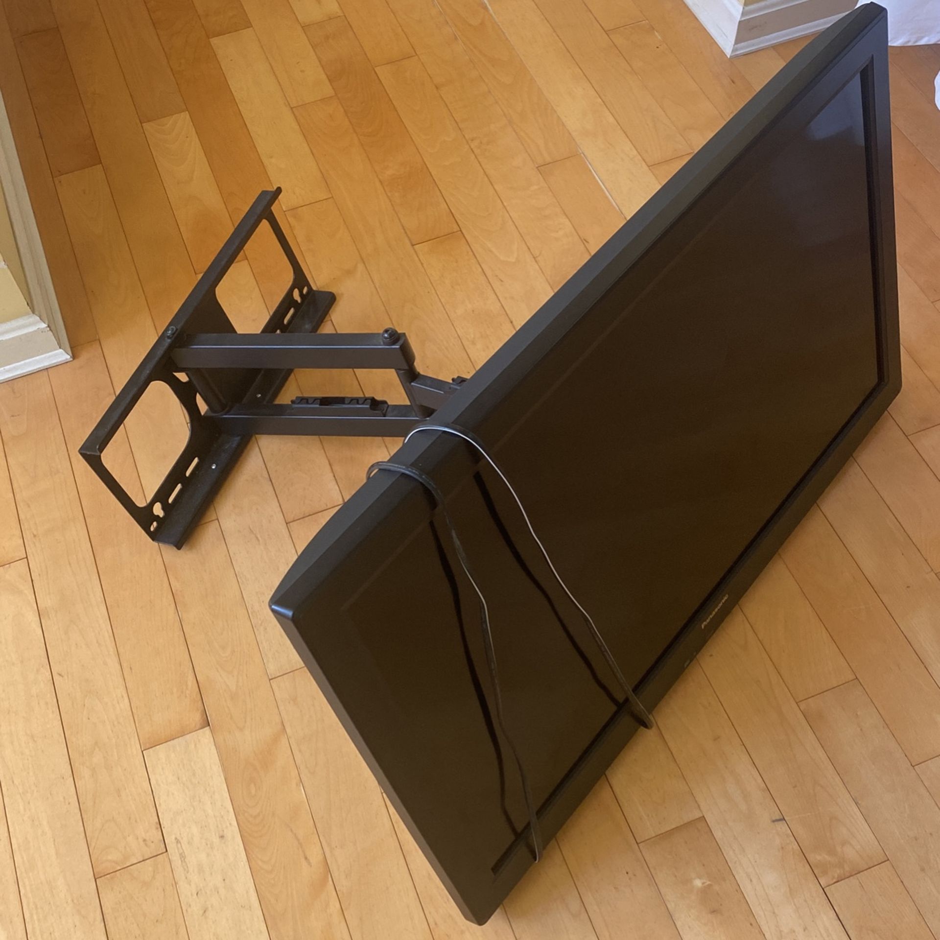 Panasonic HDTV with Wall mount