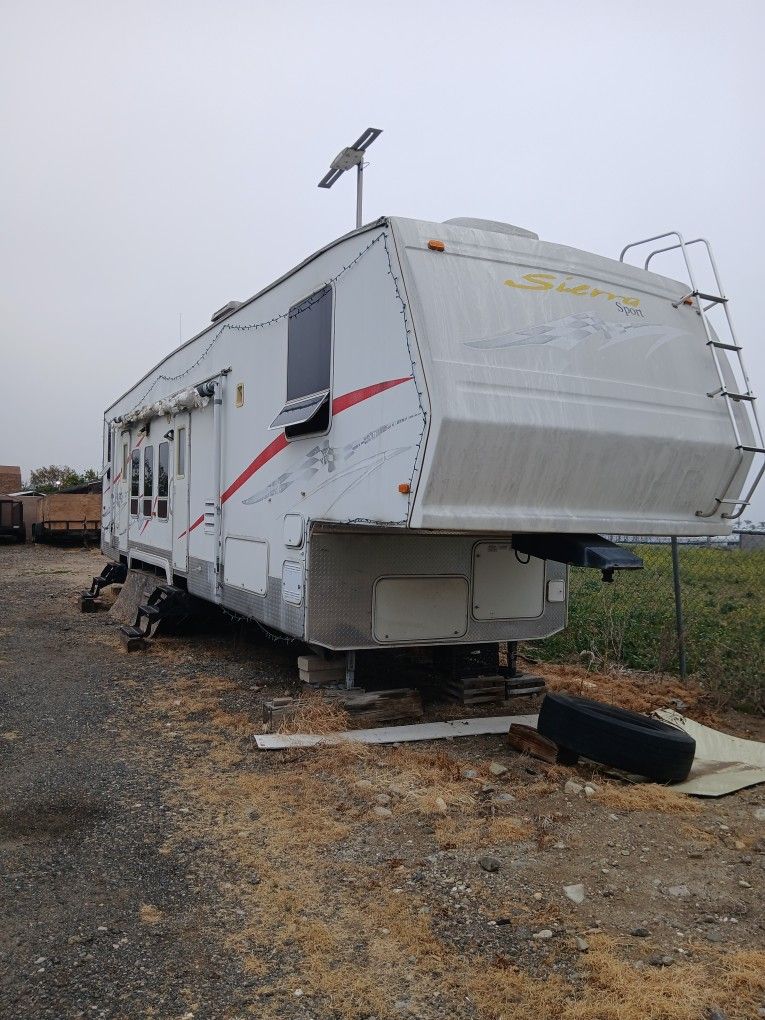 2005 5th Wheel 3 Axle Toyhauler