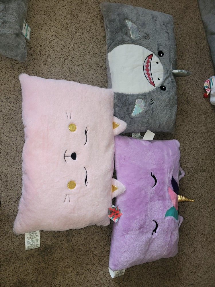 🥰NEW CHILDRENS FULL SIZE PILLOWS.  CHOICE OF SHARK,  UNICORN, OR CAT