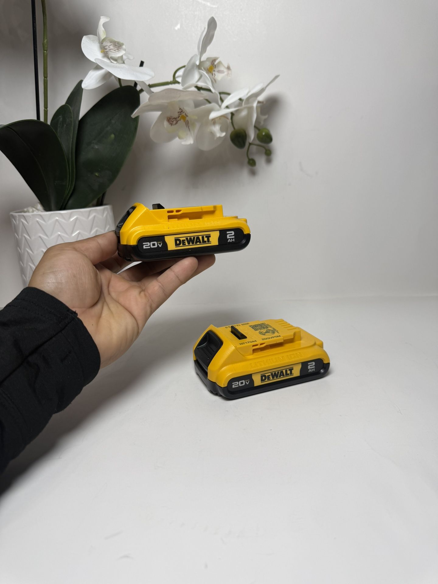 Dewalt (2) 2ah Batteries 20v