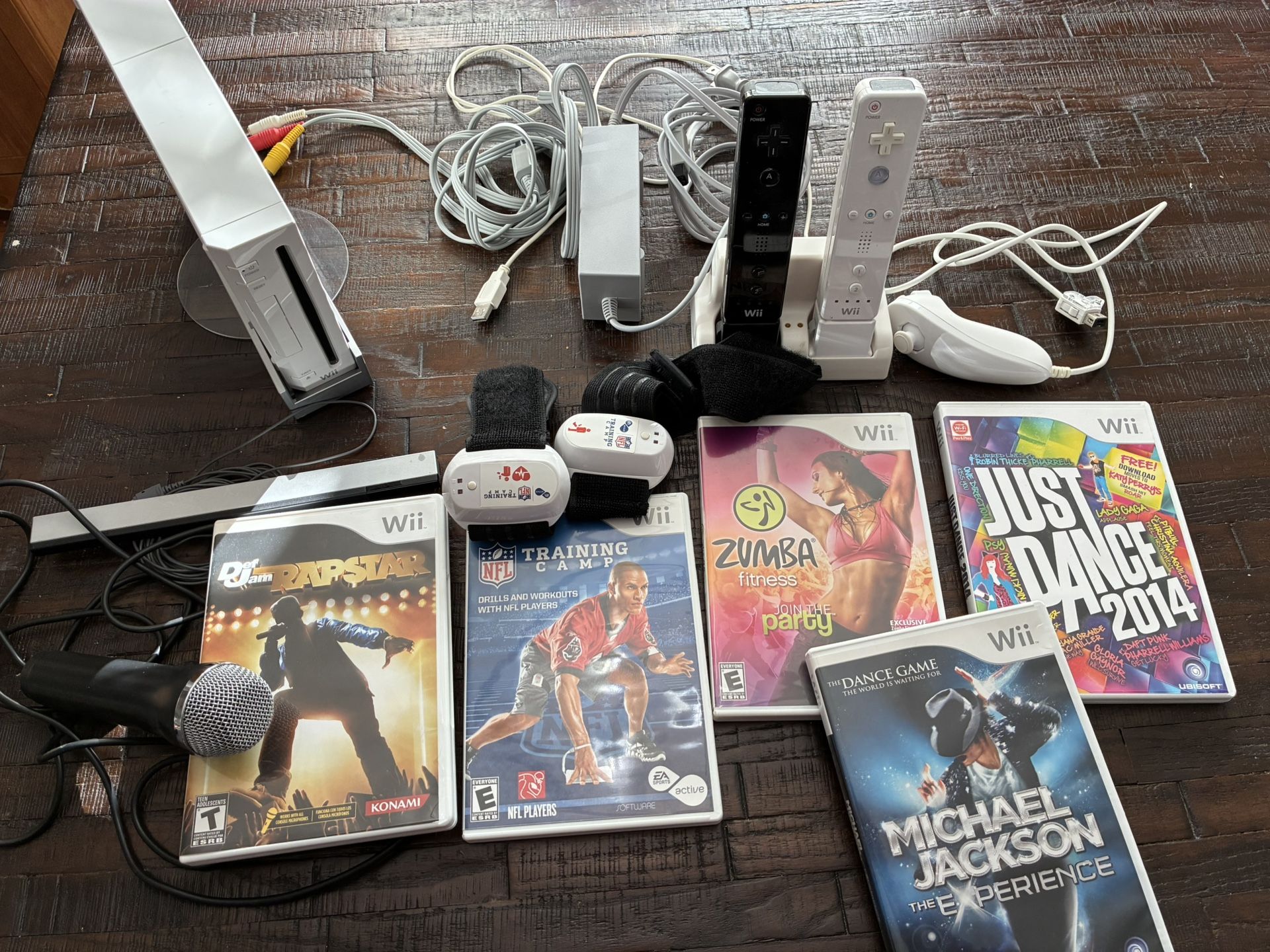 ULTIMATE NINTENDO WII PARTY & FITNESS BUNDLE