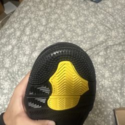 Air Jordan 4 Retro Thunder Yellow