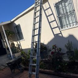 Escalera de 28 pies de aluminio casi nueva muy barata