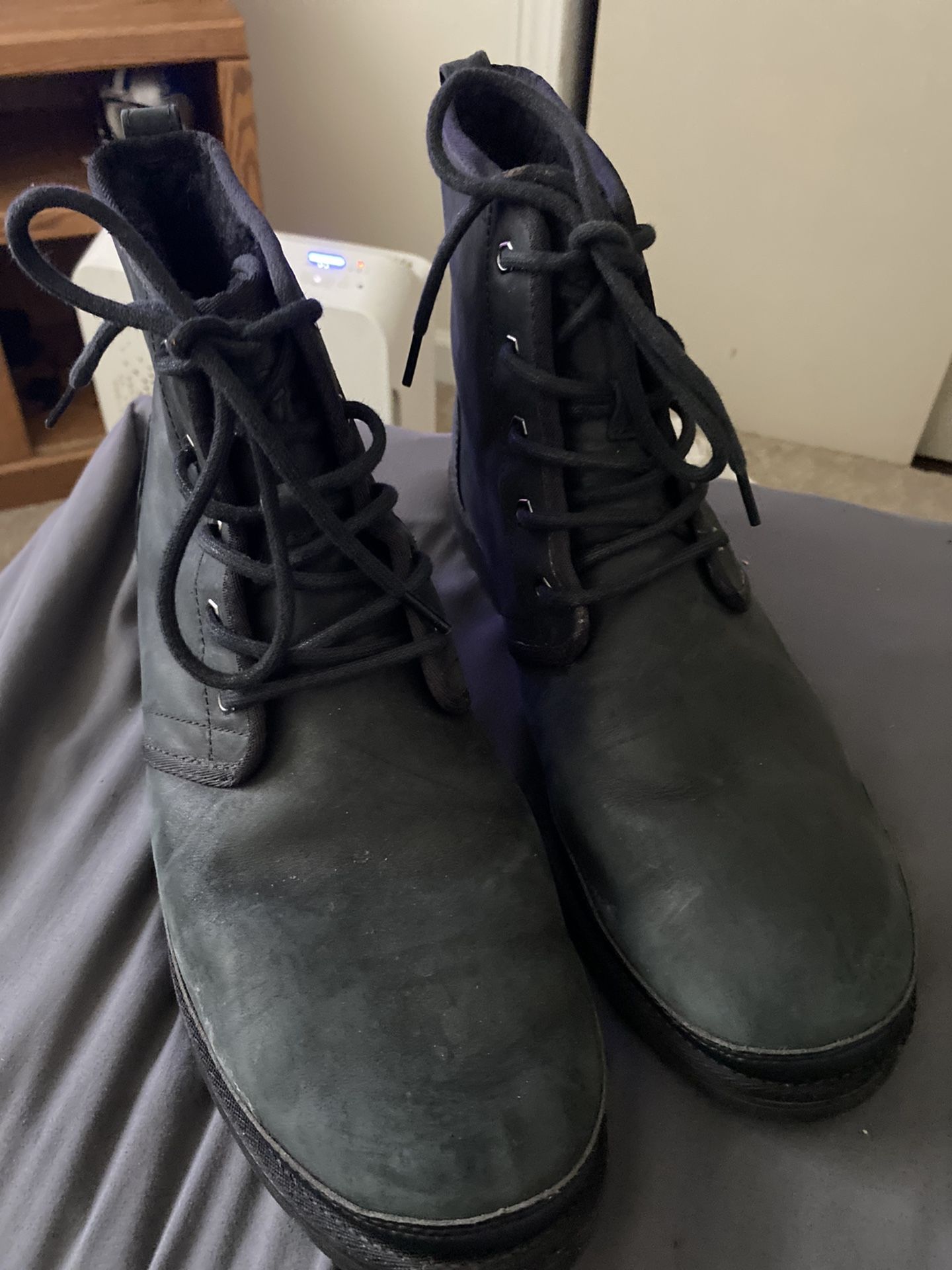 Mens UGG BOOTS LIKE NEW 