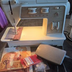 Singer  Golden Touch and Sew 750 Sewing Machine w/ manual 
Works !