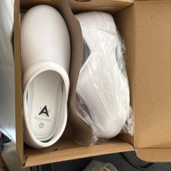 Anywear NEW White Size 7 