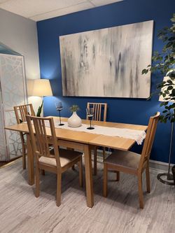 Nice Extendable Dining Set Good Condition!!! Table with 4 Chairs! I Can Deliver