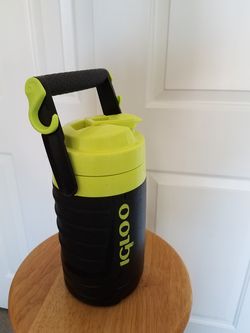 Igloo Proformance™ 1/2 Gallon, 64 Oz Insulated Hanging Sports Hydration Jug