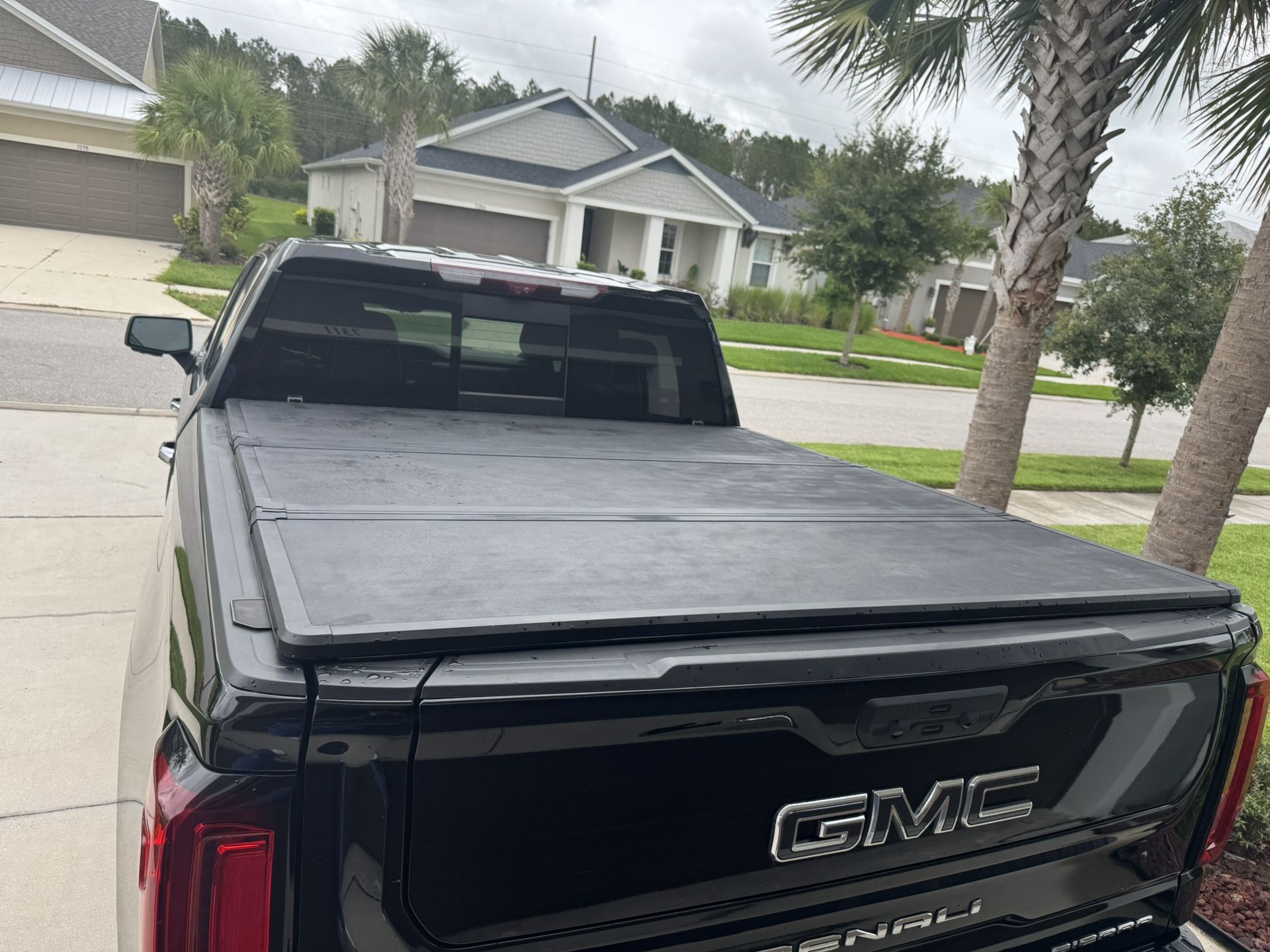 Tri-fold hard top Pickup bed cover