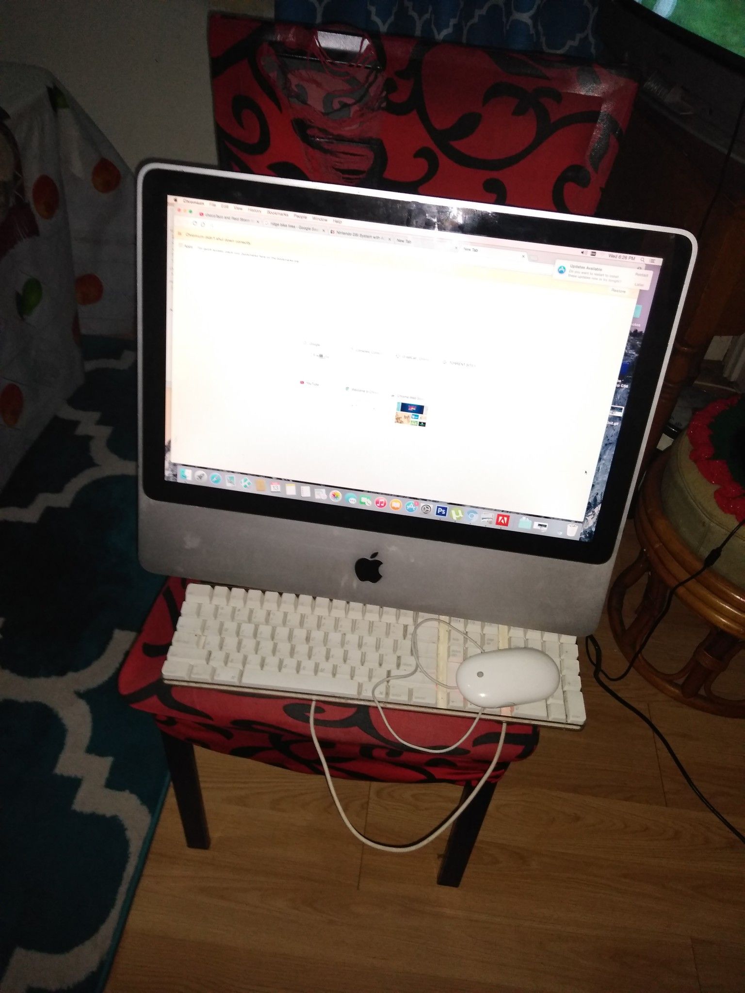 Apple desktop computer with built-in camera