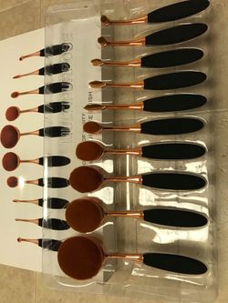 Oval makeup brushes