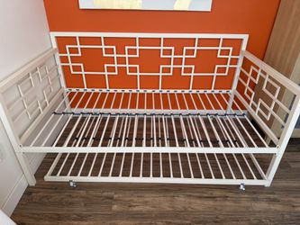 White Metal Daybed with Trundle