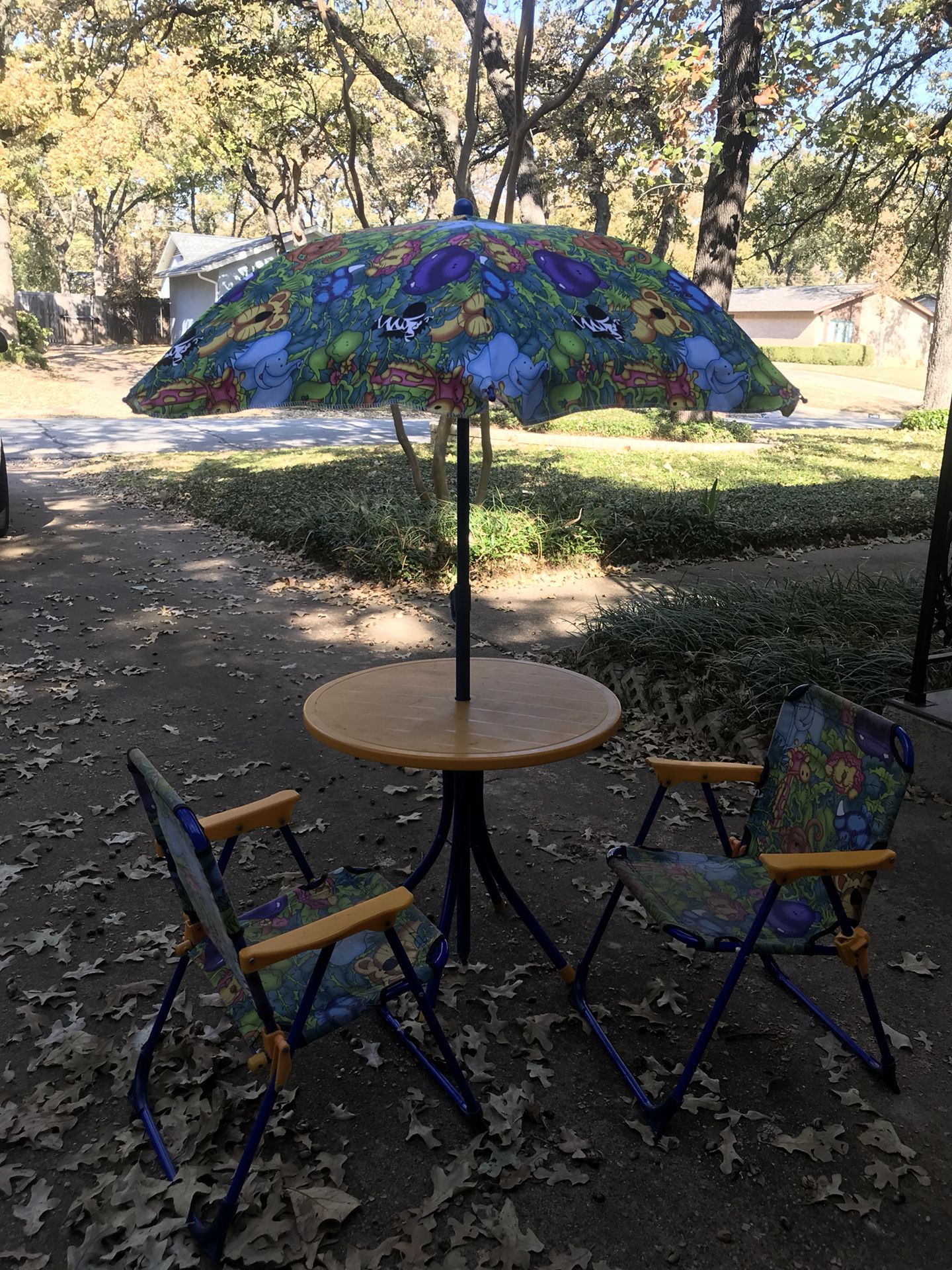 Kids umbrella table & 2 chairs