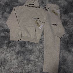 🔥 ESSENTIALS FEAR OF GOD LIGHT OATMEAL SET – HOODIE + SWEATPANTS – SIZE M (NEW)