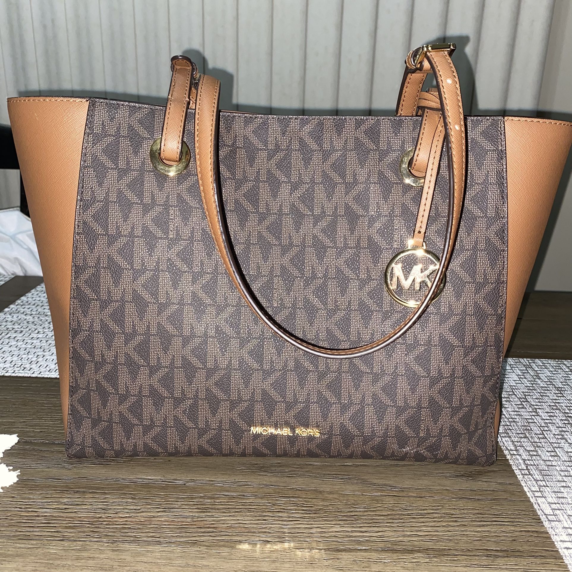 Michael Kors Tote Bag LOCATED IN COVINA 