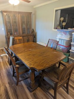 Beautiful Oak Dining Table w/ 3 Leafs & 4 Chairs