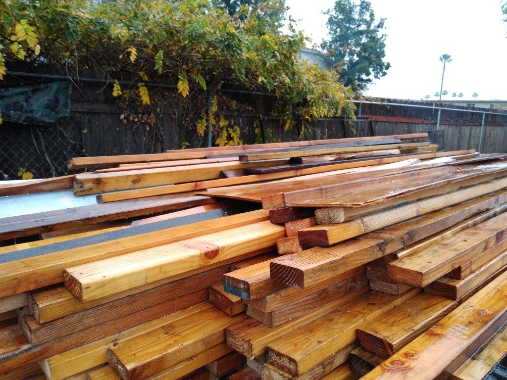 2x4x8 studs n good shape 1.00$