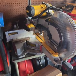 DeWalt Saw Machine