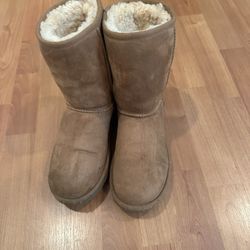 UGG Classic Short Tan Boots Size 7 Women’s 