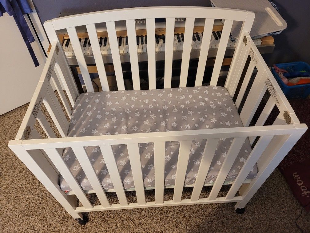 DaVinci Dylan Folding Portable 3in1 Convertible Mini Crib for Sale in