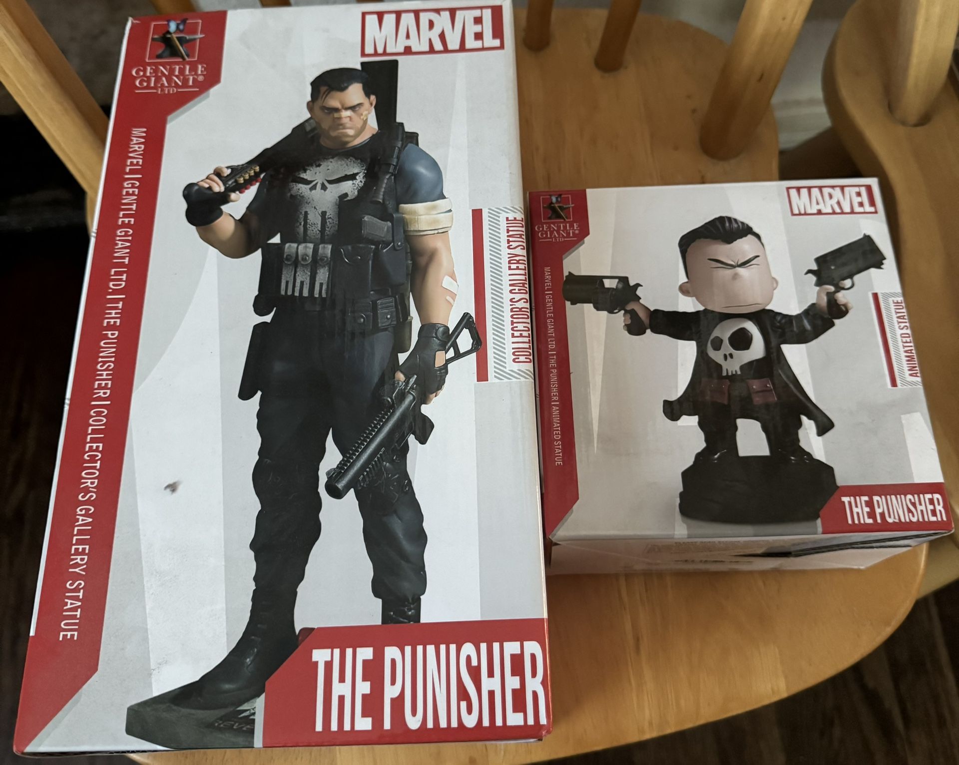 Disney Marvel Gentle Giant Punisher Statue And Small Statue