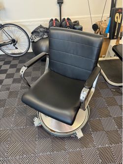 FREE Barbers Chair on Wheels