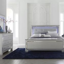 Raymour & Flanigan Lillian Queen 4 PC LED Bedroom Set