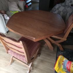 KITCHEN TABLE AND 5 Chairs.  In Good Condition 