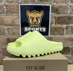 Yeezy Slide size 7 womens