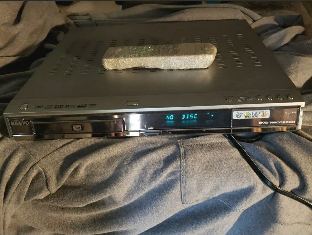 Sanyo DRW-500 Slim DVD Recorder/Player W/Remote+ S-Video Cable DVDRW DVD-R CD-R 