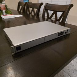 Ubiquiti UniFi Dream Machine Pro (UDM-Pro) – Excellent Condition
