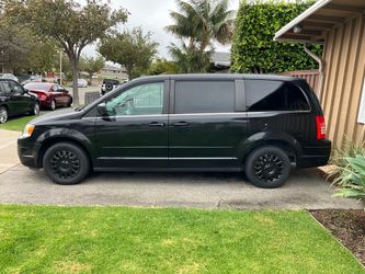 2010 Chrysler town and country Van