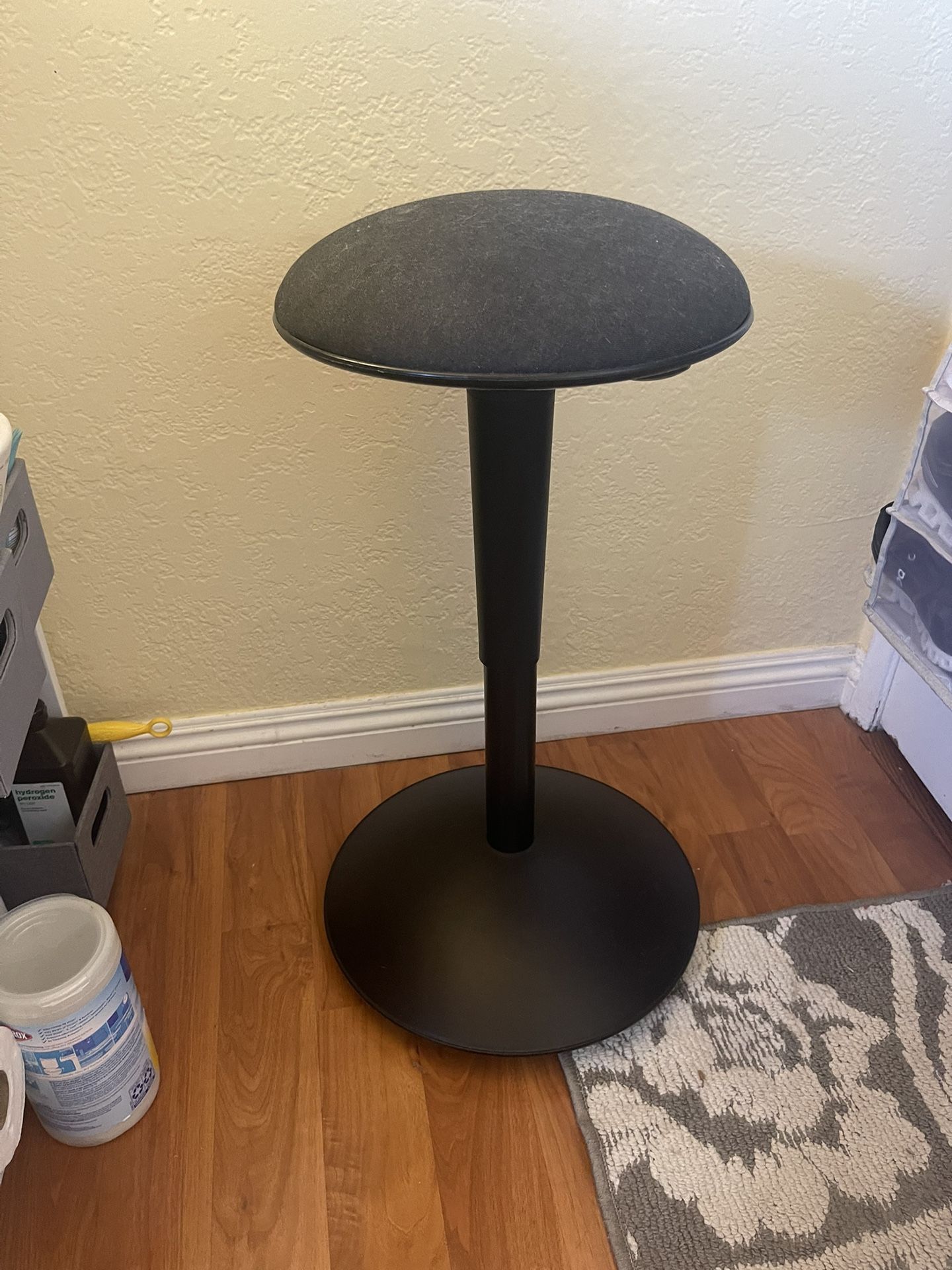 Ikia Stool/ Standing support