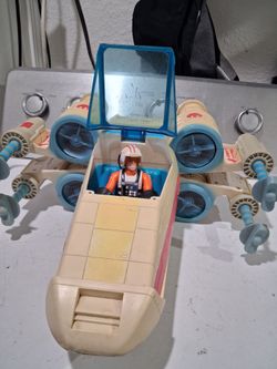 big 2004 Hasbro star wars Jedi force X- wing fighter  with sounds and lights. with a Luke Skywalker action figure.   Good condition.