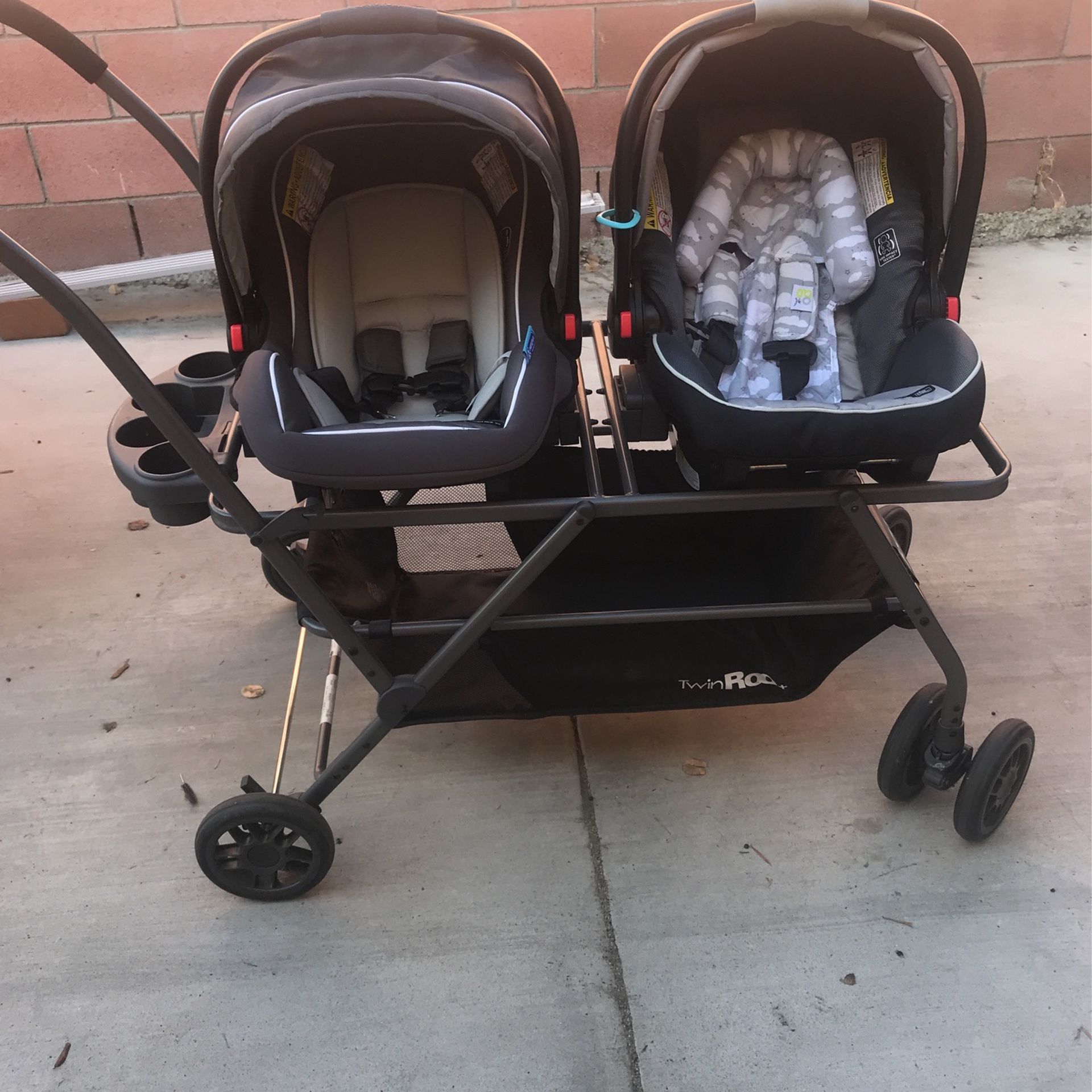 Joovy Twin Roo With Graco Car Seats And Adapter