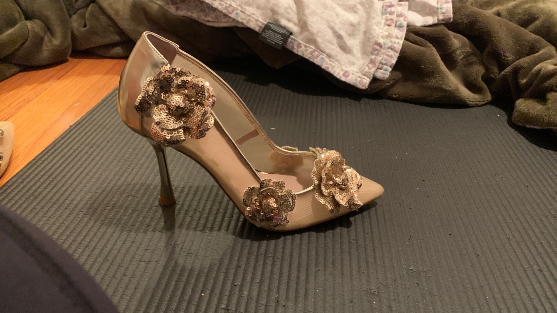 Gold Flower Betsy Johnson Heels Size 7.5